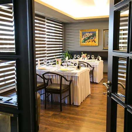 فندق فيكتوريا تيرانا